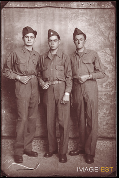 Portrait en pied de trois militaires français (Le Val-d'Ajol)